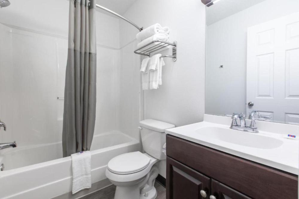1 QUEEN BED | NON-SMOKING, KITCHEN, SOFA-BED interior
